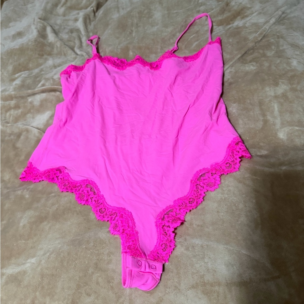 SKIMS Fits Everybody Fuchsia Lace Bodysuit 2X